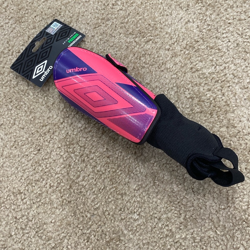 NWT Umbro stirrup shinguards